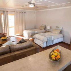 Steenbok Cottage: self-catering offering stunning views of mountains and game